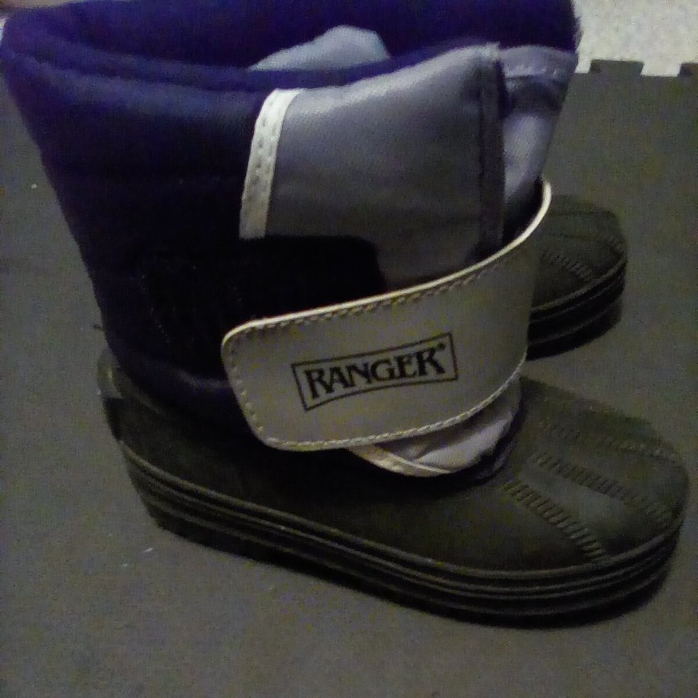 RANGER SNOW BOOTS 8 LIKE NEW BLACK SILVER
